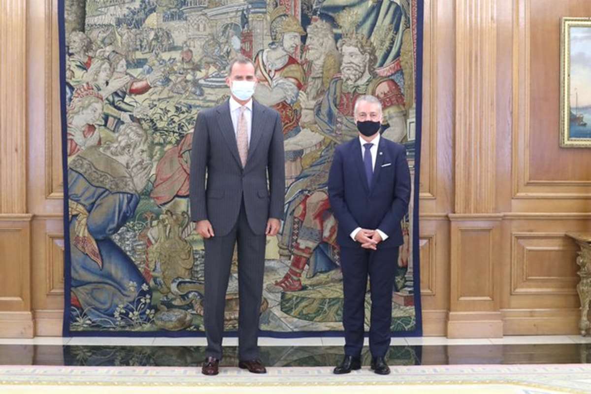 El Rey recibe a Feijóo y Urkullu en Zarzuela